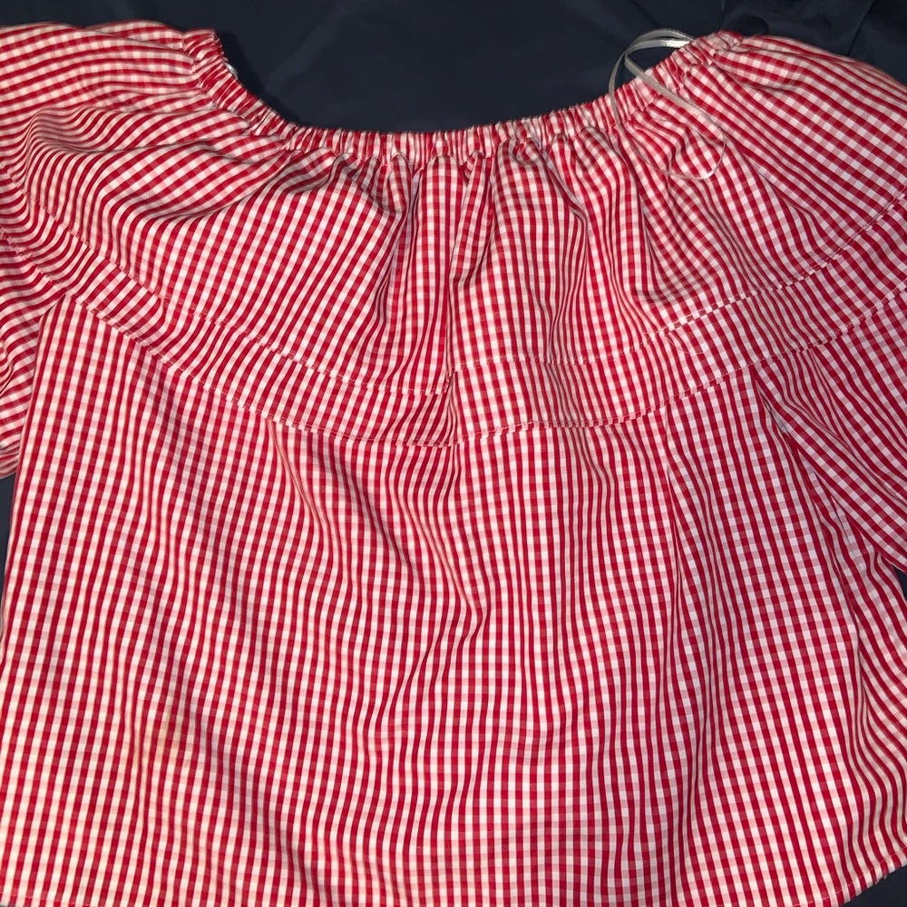 A red blouse - Picture 2 of 2